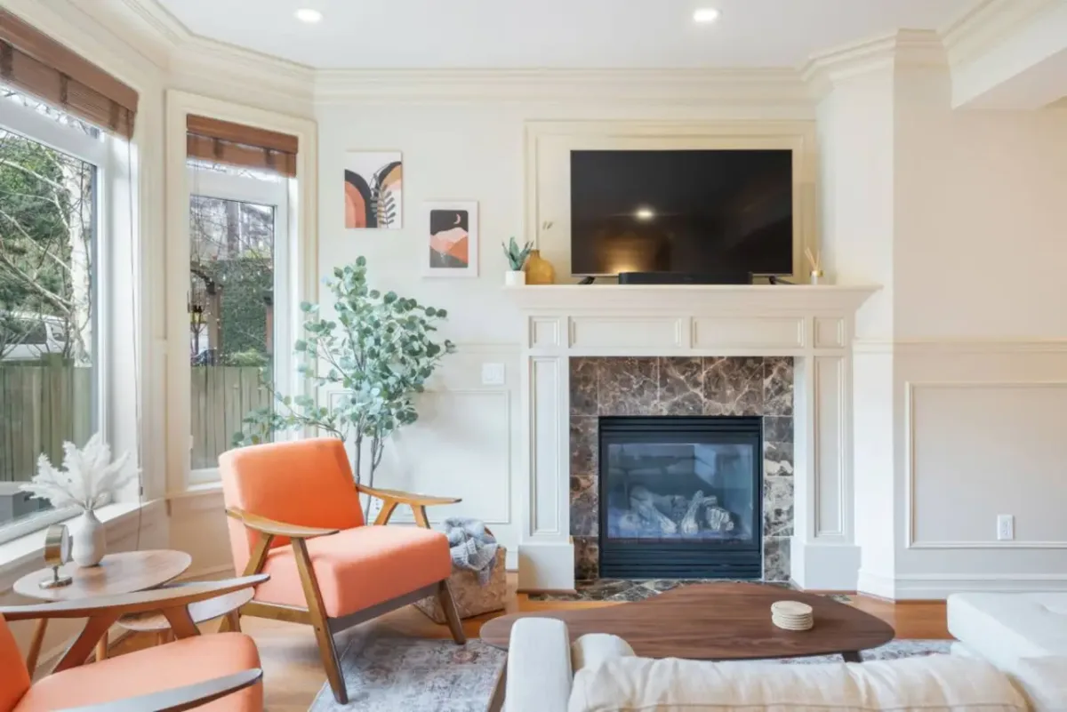Bright living room with fireplace at Kinnear Tudor Townhouse on Queen Anne